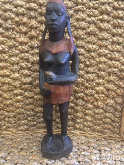 Деревянная статуэтка