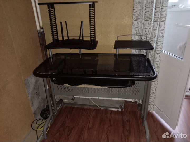 Компьютерный стол стеклянный