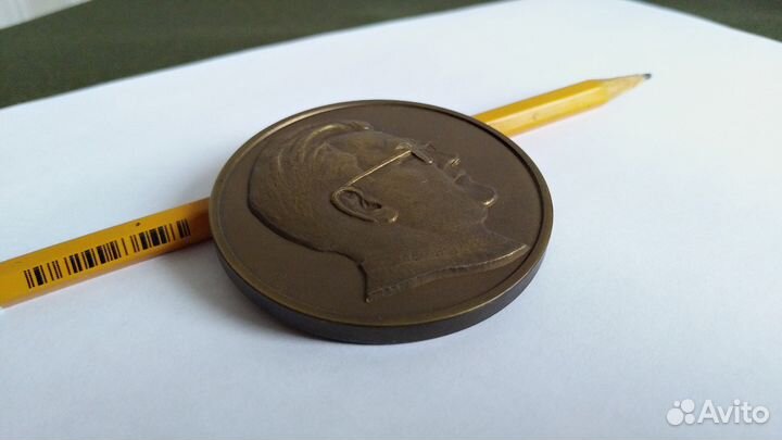 Настольная медаль 