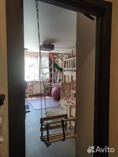 Подвесная качелька деревянная