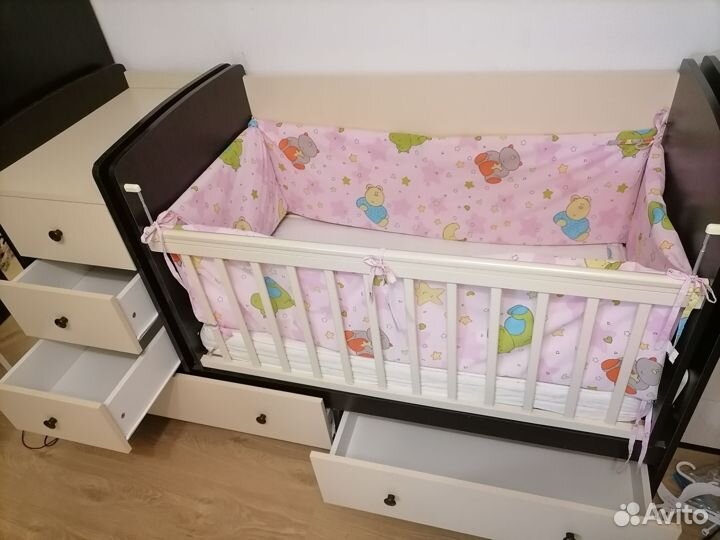 Детская кроватка с маятником и комодом
