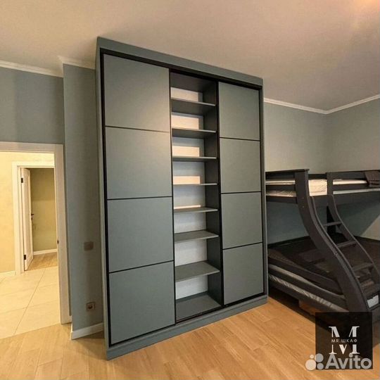 Книжный шкаф