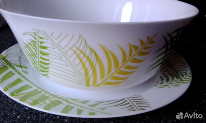 Набор тарелок и столовые приборы