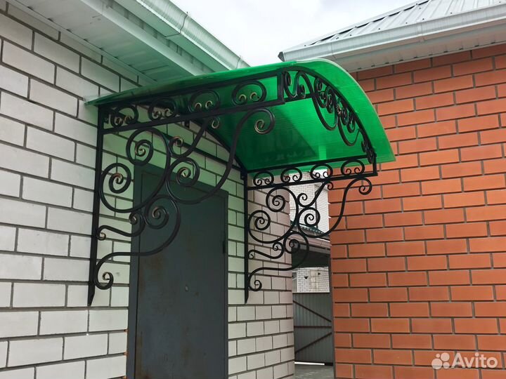 Козырек над дверью на крыльцо в наличии