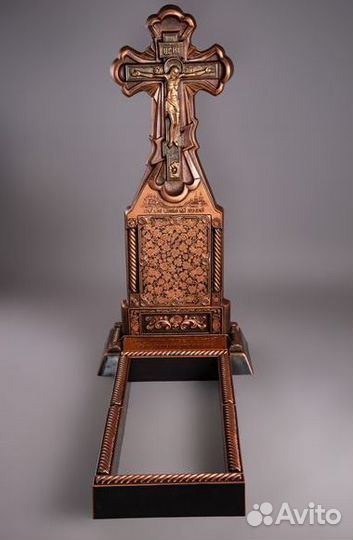 Надгробный крест с цветником