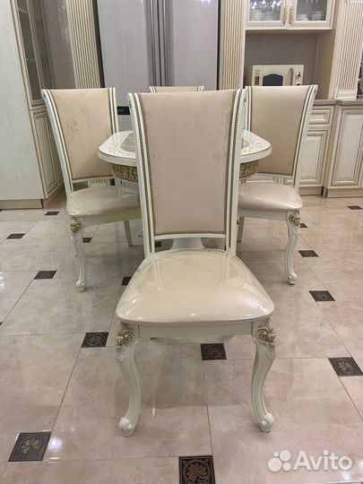 Стол со стульями