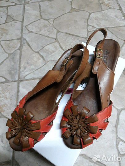 Босоножки кожаные