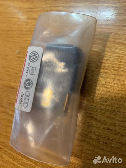 Кнопка откр. Багажника VW Beetle c 1998