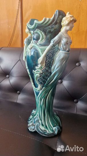 Ваза старинная майолика. Красивая