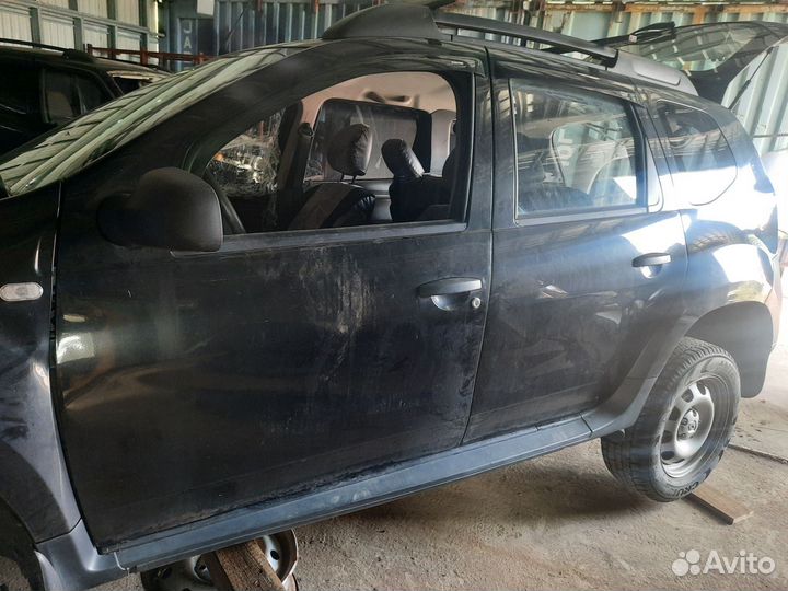 Дверь передняя левая задняя Renault duster