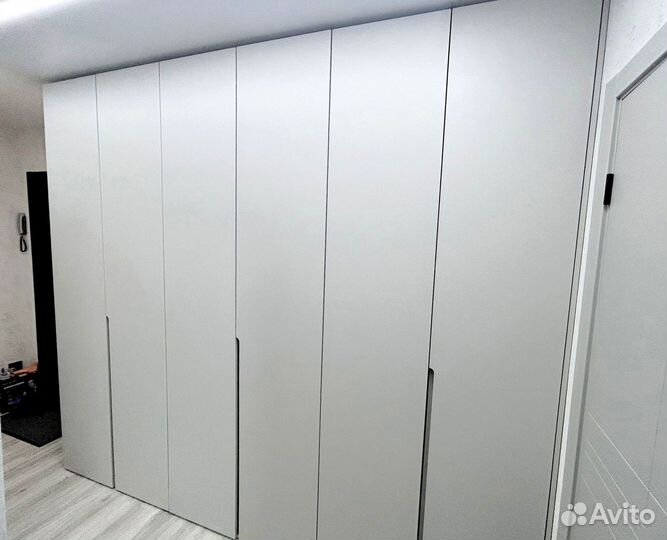 Шкаф распашной для квартиры