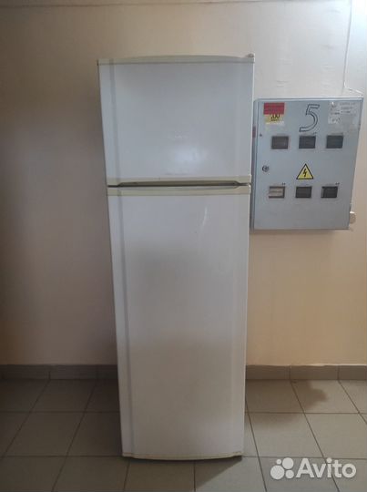 Отдаю сломанный холодильник