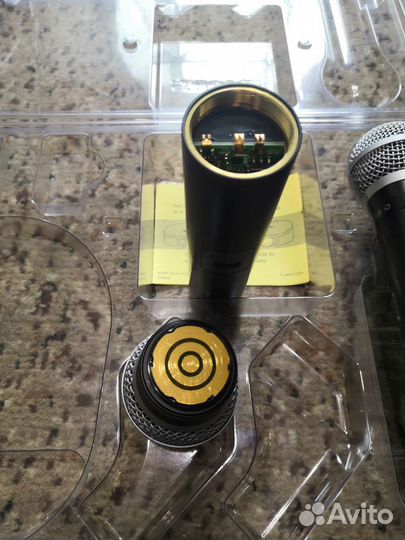 Два радиомикрофона shure на одной базе,оригинал