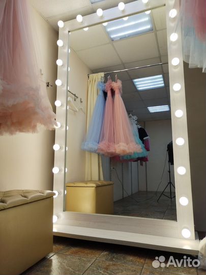 Гримерное зеркало с лампочками