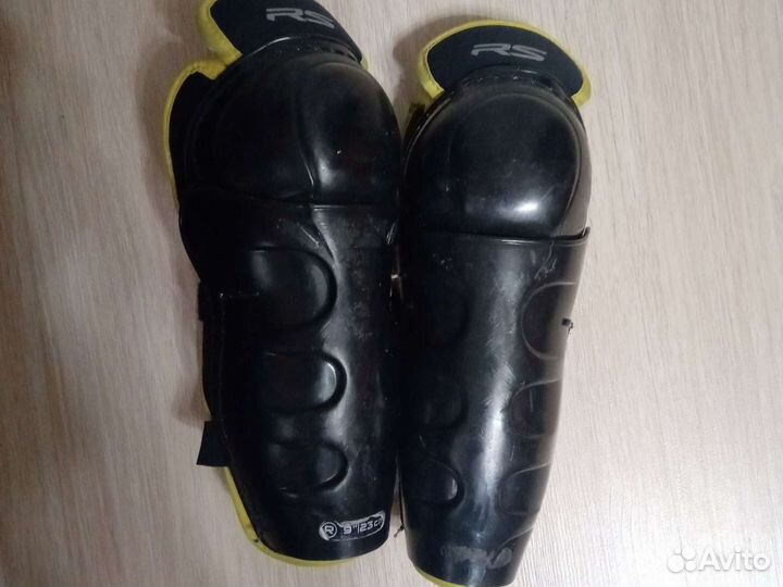 Шорты хоккейные, нагрудник, щитки