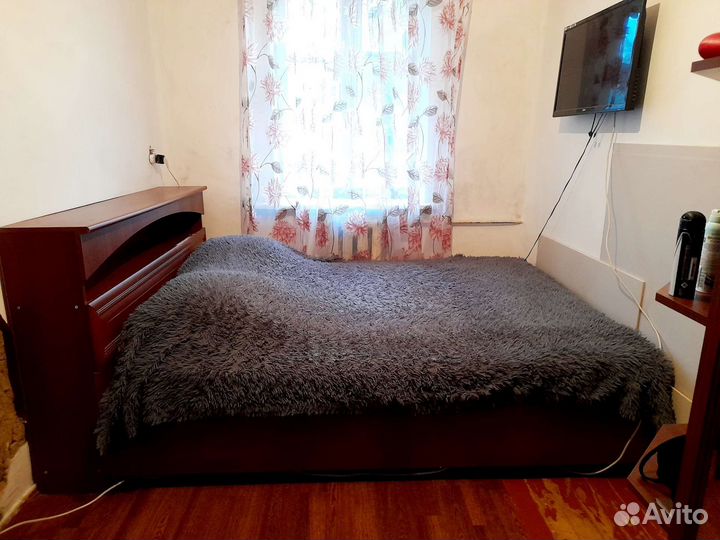 Угловой шкаф. Кровать, трельяж