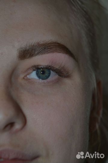 Модель на брови