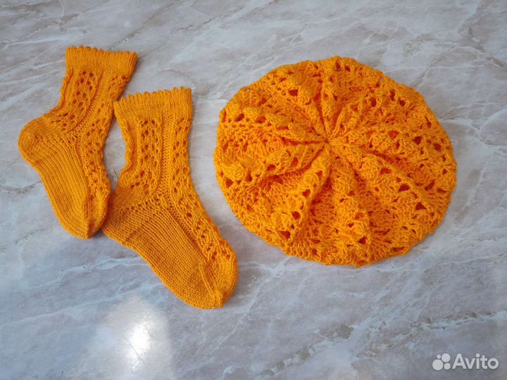 Шапочка-берет, носочки ручной работы детские