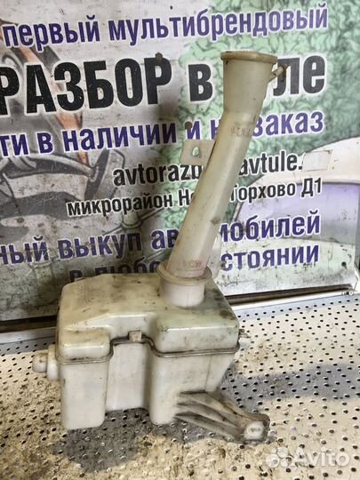 Бачок омывателя Mazda MPV