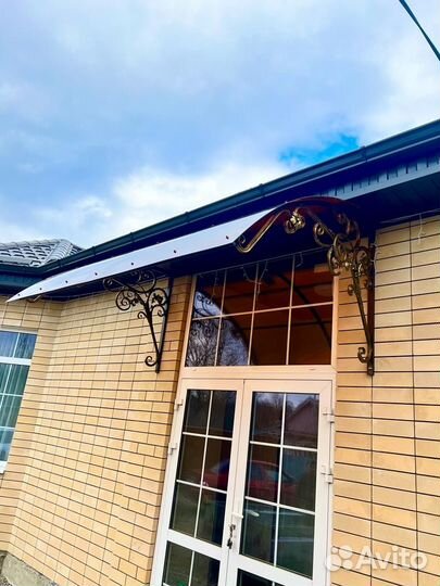 Козырек над крыльцом