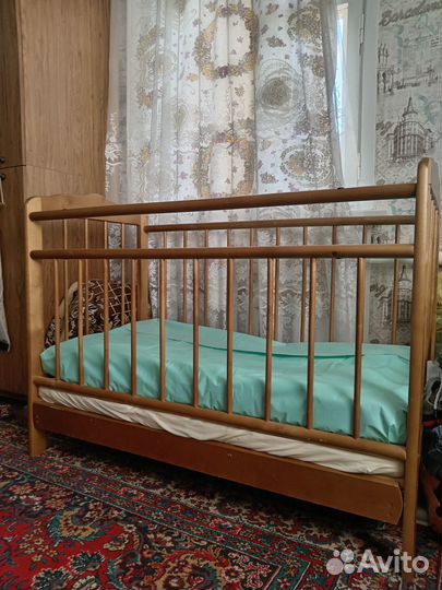 Детский стульчик для кормления и кроватка