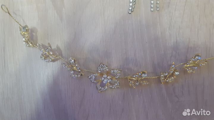 Серьги, бусы, броши