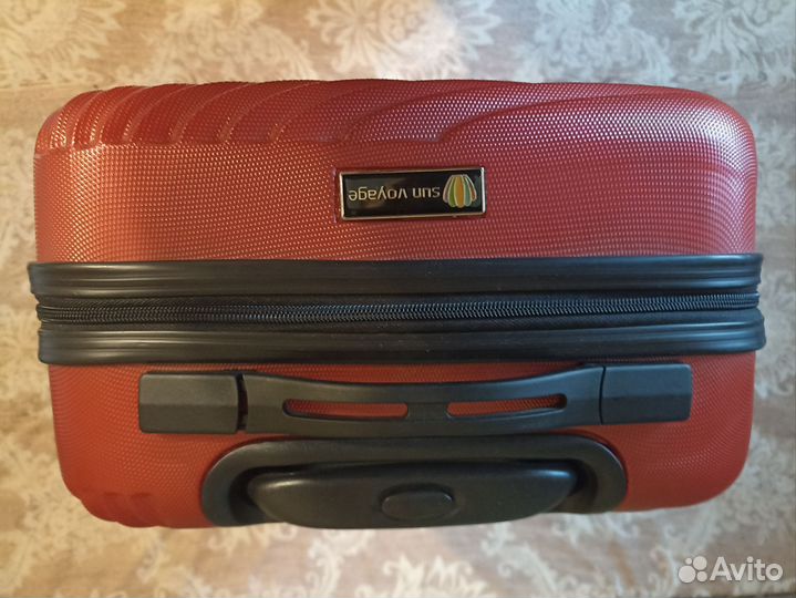 Чемодан на колесах размер s