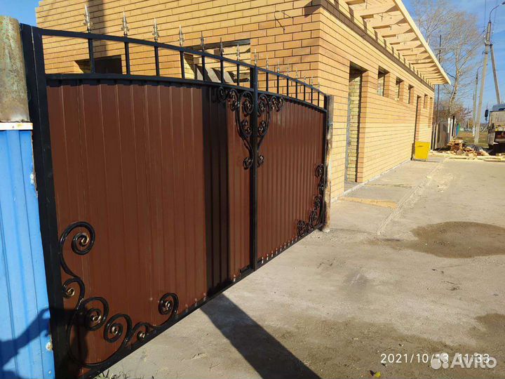 Воротами коваными элементами