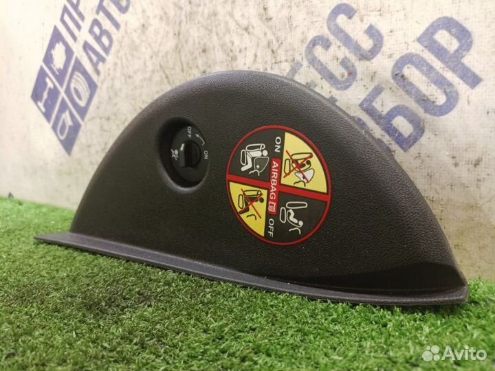 Накладка торпедо правая Renault Fluence седан 1.6