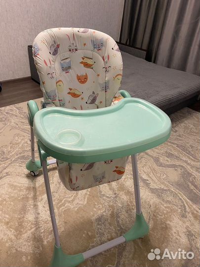 Стульчик для кормления и детская кроватка