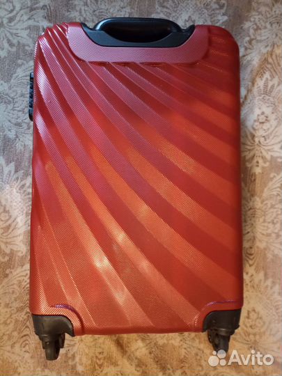Чемодан на колесах размер s