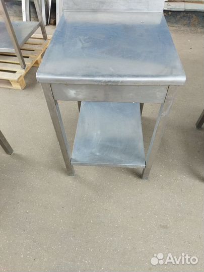 Столы нейтральные на квадратной трубе, на углах