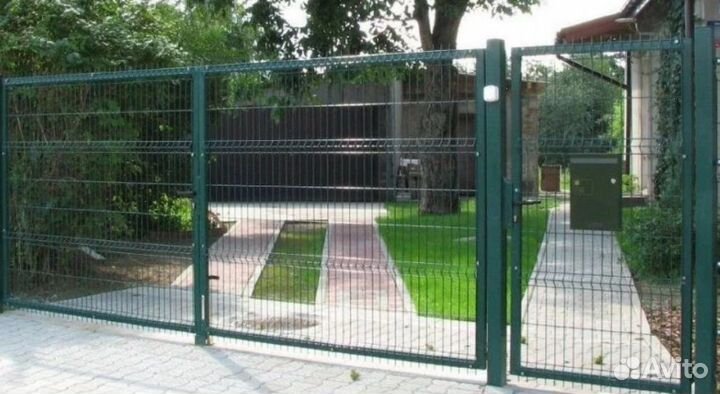 Забор из 3D сетки с металлическими столбами под кл