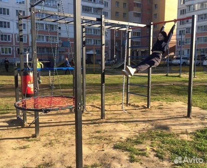 Уличный спорткомплекс с качелью