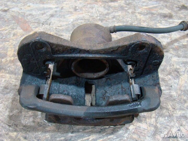 KIA Sportage 2 Суппорт тормозной передний правый