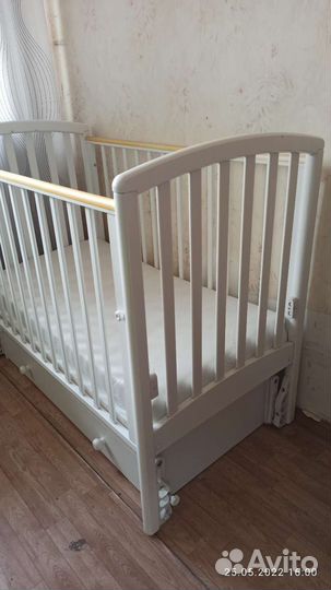 Детская кроватка с универсальным маятником