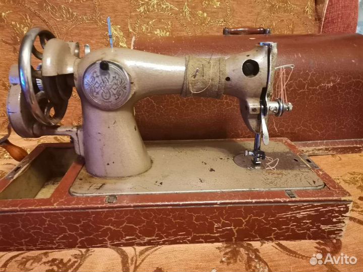 Старинная швейная машинка