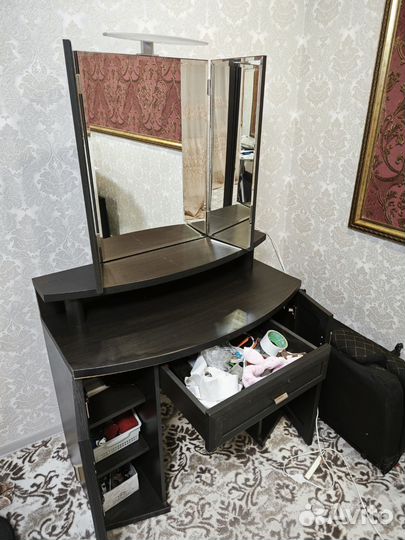 Дамский столик с зеркалом