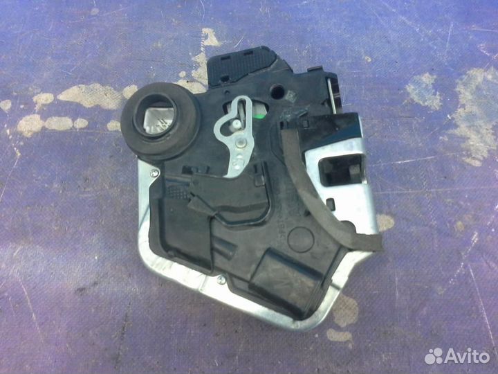 Замок двери задней левой Toyota Land Cruiser (200)