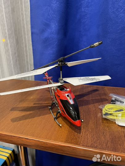 Вертолет на пульте управления