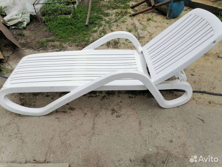 Шезлонг лежак пластиковый