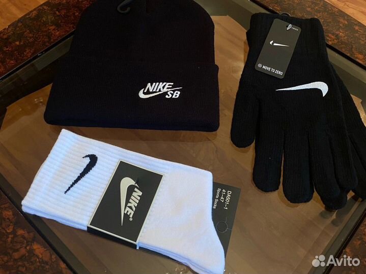 Черная шапка и черные перчатки nike