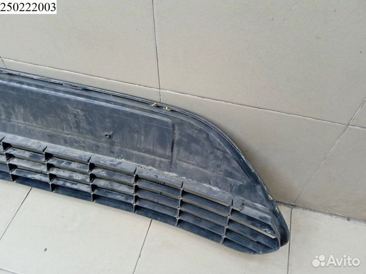 Решетка в бампер центральная Ford Focus 2