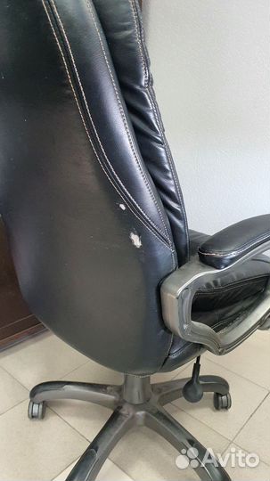 Офисное кожаное кресло бу