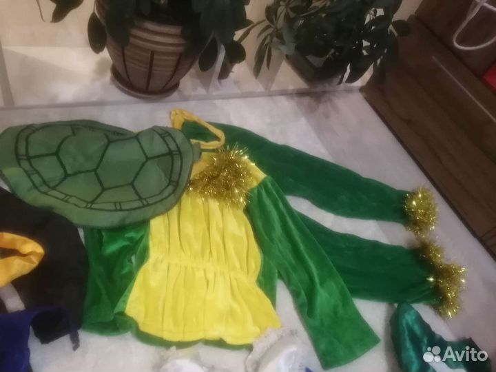 Новогодние костюмы:мушкетёр,бэтмен,мишка,строитель