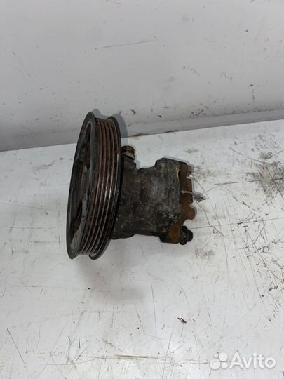 Насос гидроусилителя Toyota Avensis