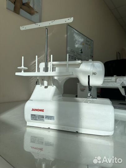 Швейная машина Janome Cover Pro 2