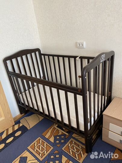 Детская кроватка с маятником