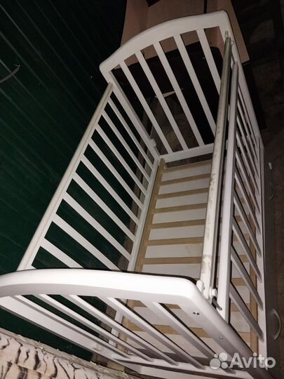 Детская кроватка с маятником