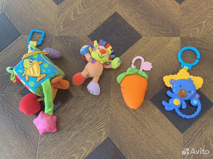 Игрушки в кроватку коляску